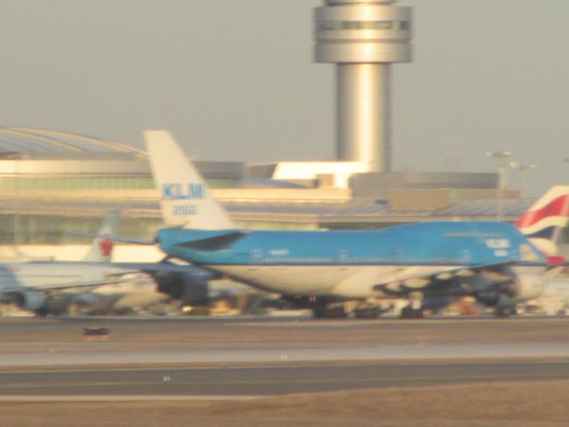 Boeing 747-200 — - This was a KLM 747-400 "Queen Of The Skies" getting prepared for her long haul back to Amsterdam from Toronto. Luckily got a shot of her while we were taxiing in!