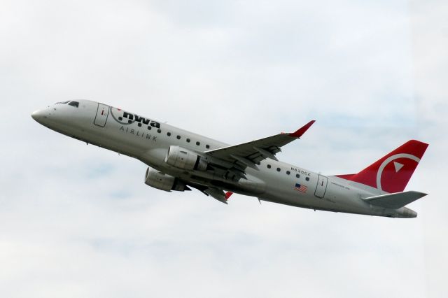 Embraer ERJ 175 (N635CZ)