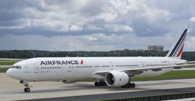 BOEING 777-300 (F-GZNH) - Taxiing after arriving 27L from Parisbr /6/18/17