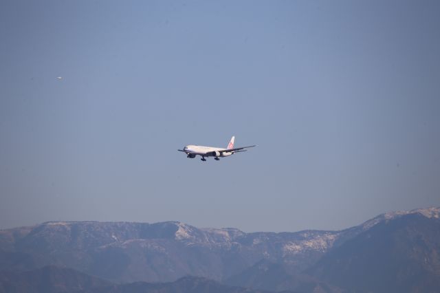 BOEING 777-300ER (B-18003)