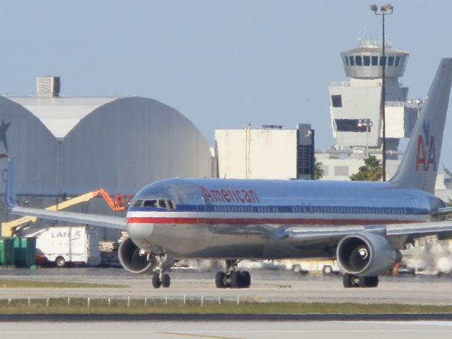 BOEING 767-300 (N391AA)