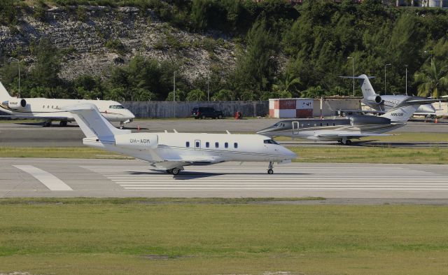 Canadair Challenger 350 (OH-ADM)