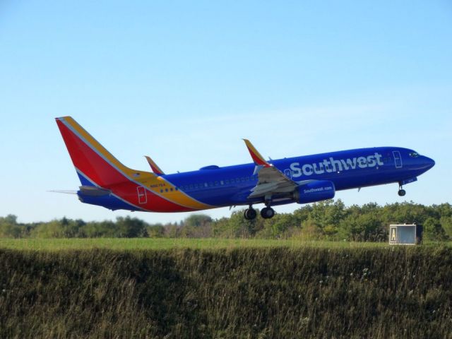 Boeing 737-800 (N8676A)