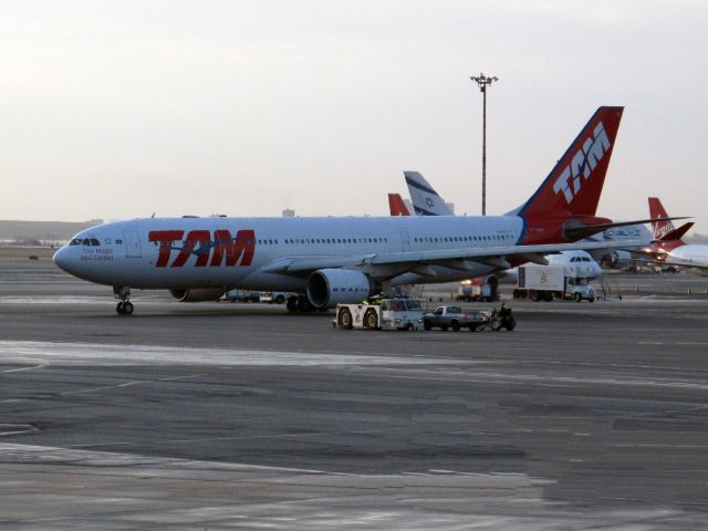 Airbus A330-300 (PT-MVB)