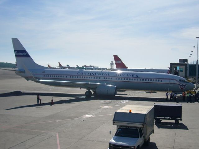 Boeing 737-700 (N75436) - Continental Airlines RetroJet at Maiquetia Intl ready to pushback