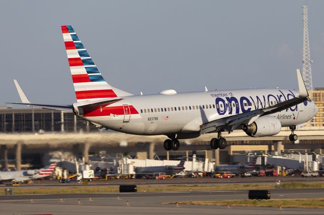 Boeing 737-800 (N837NN)