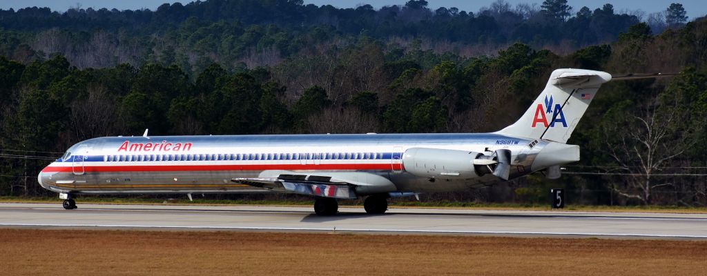 McDonnell Douglas MD-83 (N968TW) - A now rare sight at RDU.  One of my favorite angles to see the Mad Dog, that is, to see the reflections of the cheatline in the flaps, and the clamshells deployed.  From the RDU observation deck, 12/23/17.