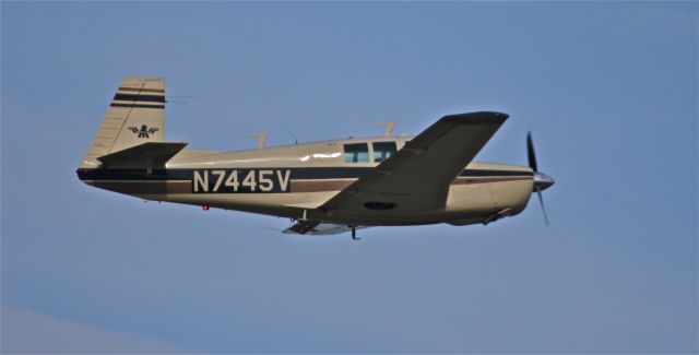 N7445V — - TAKEOFF AT KGGG.