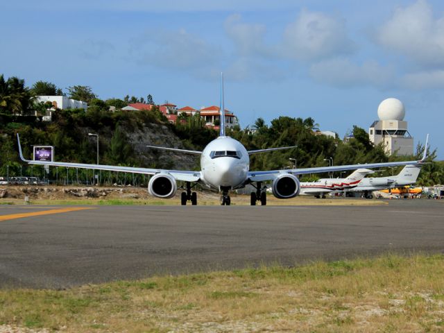 Boeing 737-700 —
