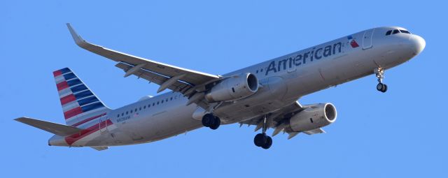 Airbus A321 (N928AM) - phoenix sky harbor international airport AAL2014 19FEB20