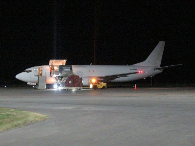 BOEING 737-400 (ZK-TLM) - ZK-TLM parked on the freight apron loading up some freight to take to Christchurch.