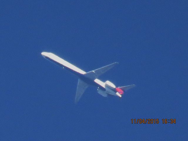 McDonnell Douglas MD-90 (N911DA)