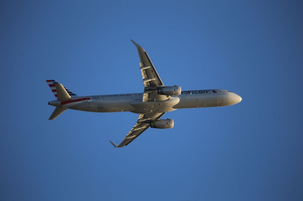 Airbus A321 (N990AU)