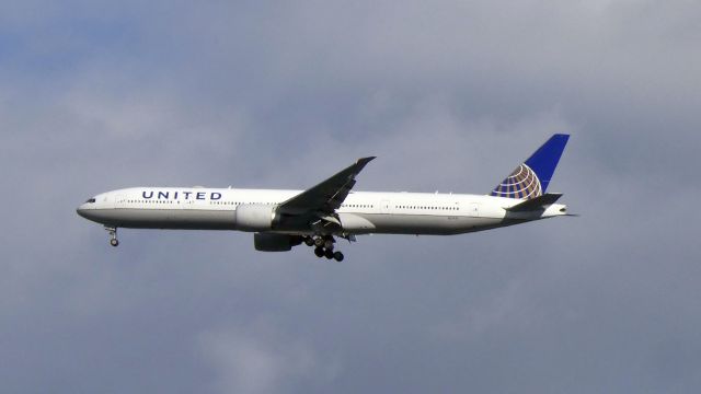 BOEING 777-300ER (N2747U)