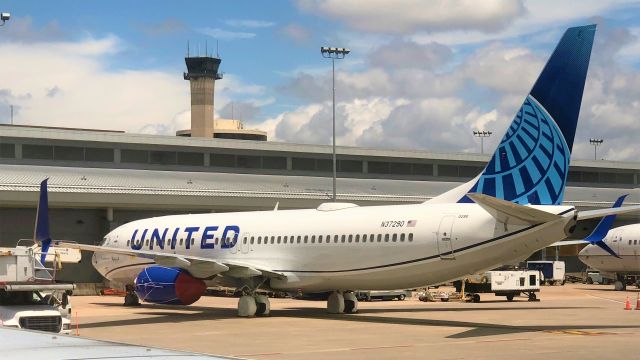 Boeing 737-800 (N37290) - This livery really stands out.  Unfortunately, her beauty must be appreciated on the ground for the time being.