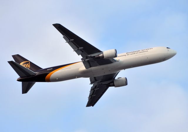 BOEING 767-300 (N335UP)