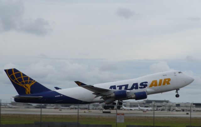 Boeing 747-400 (N498MC)