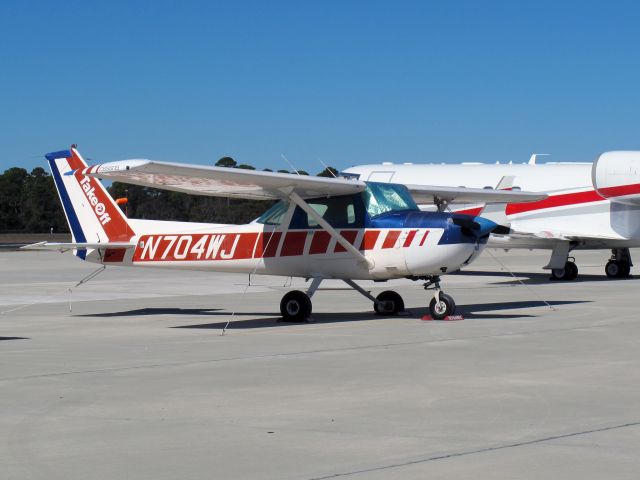 Cessna 152 (N704WJ) - Nice pint job.