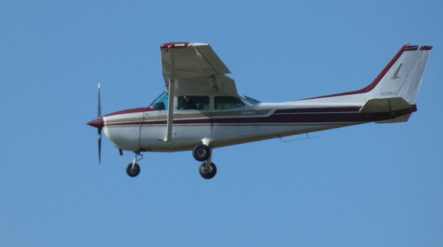 Cessna Skyhawk (N5386J) - On final is this 1980 Cessna Skyhawk 172N in the Autumn of 2020.