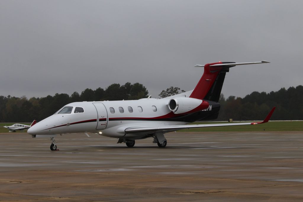 Embraer Phenom 300 (N807N)