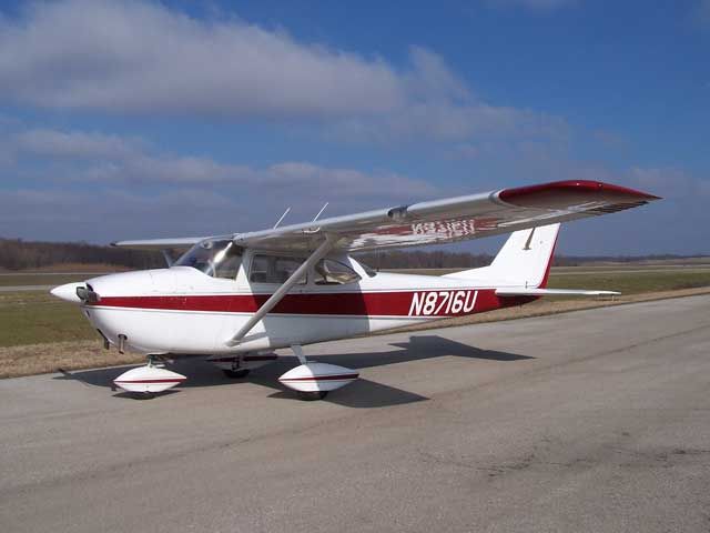 Cessna Skyhawk (N8716U) - Boeing Employees Flying Club - St. Louis