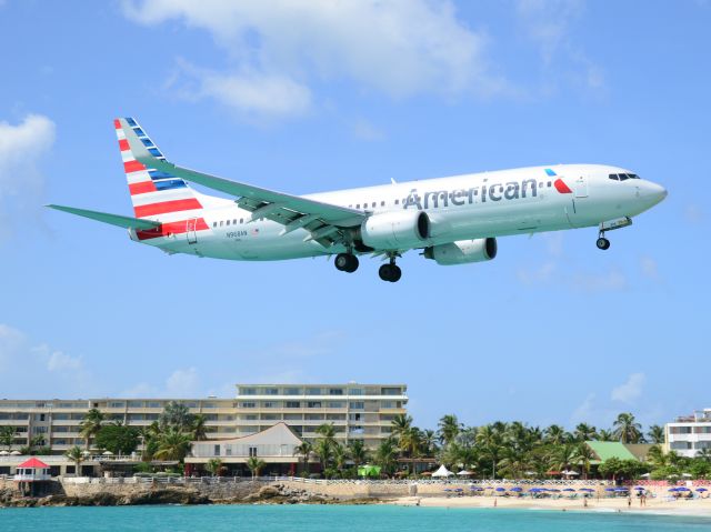 Boeing 737-800 (N968AN) - approaching spotters paradise