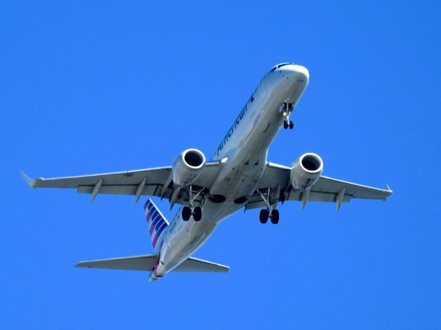 Embraer ERJ-190 (N963UW) - AA1912 NAS-PHL