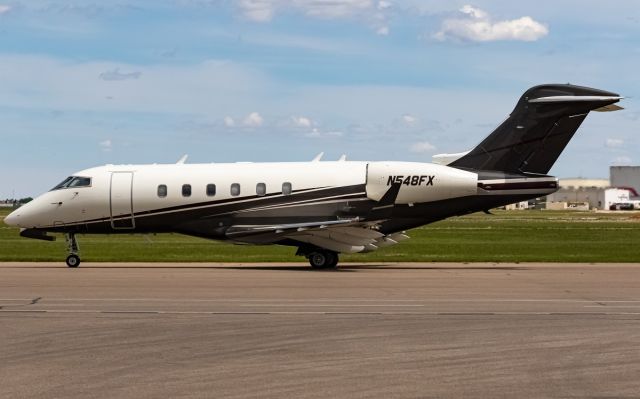 Bombardier Challenger 300 (N548FX)