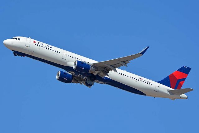 Airbus A321 (N313DN) - Delta Airbus A321-211 N313DN at Phoenix Sky Harbor on September 16, 2017. It first flew on November 4, 2016. Its construction number is 7381. It was delivered to Delta on November 10, 2016.