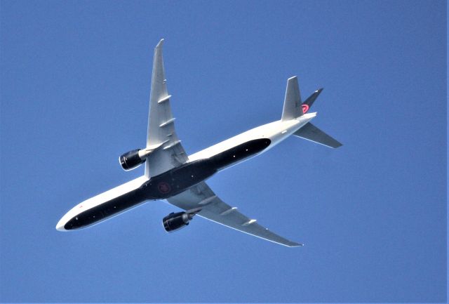 BOEING 777-300ER (C-FIVX) - C-FIVX BOEING 777-333 ER AIR CANADA vol ACA898 Montreal YUL vers Athene ATH survolant le fleuve St-Laurent à Lavaltrie QC. le 06-07-2022 à 19:29