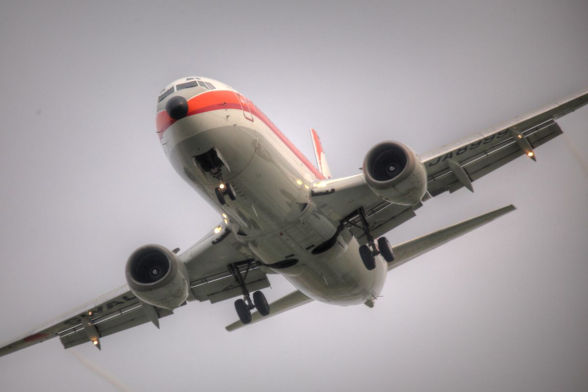 Boeing 737-700 (JA8999)