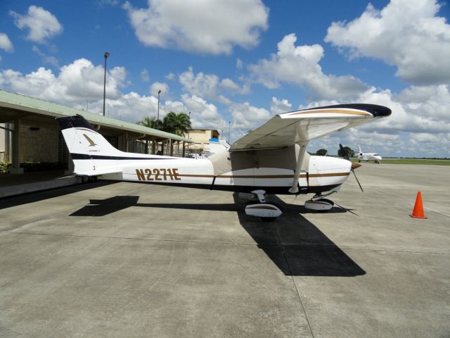 Cessna Skyhawk (N2271E)