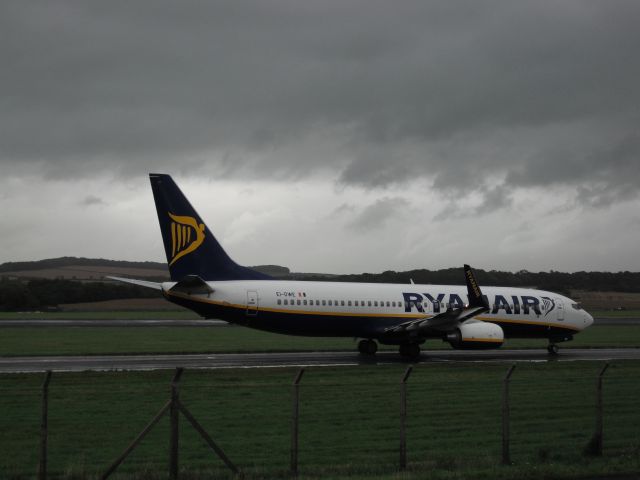 Boeing 737-800 (EI-DWE) - Taxiing to 31