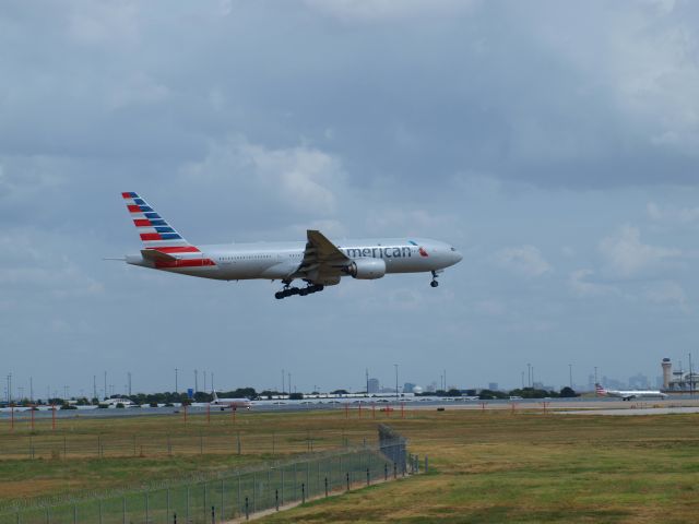 Boeing 777-200 (N797AN)