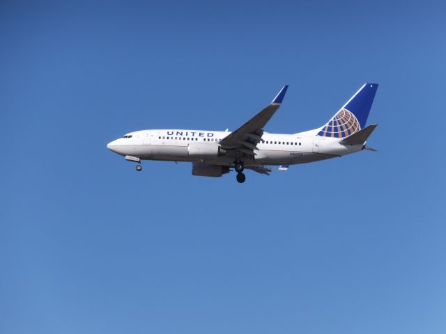 Boeing 737-700 (N16703)