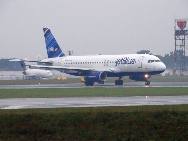 Airbus A320 (N590JB)