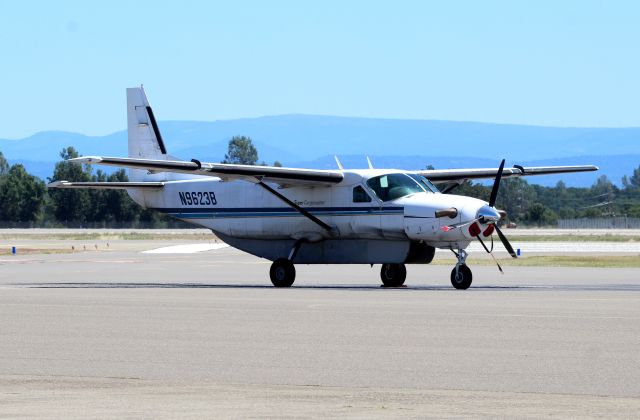 Cessna Caravan (N9623B) - KRDD - package express on the hot ramp at Redding.