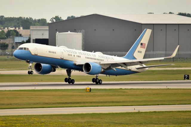 98-0002 — - AF2 with VP Harris touching down on 23-R this morning (07-25-22)