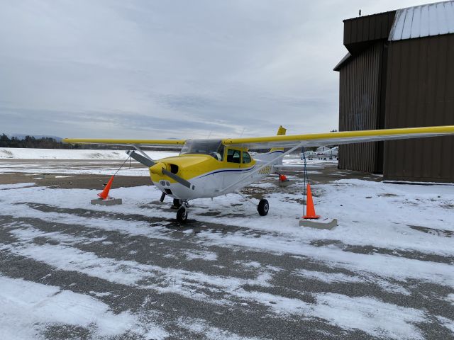 Cessna Skyhawk (N9698V) - Putting 98V away this morning.