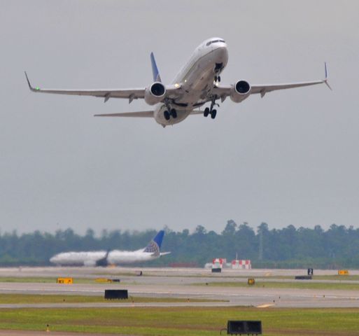 Boeing 737-800 (N76515)