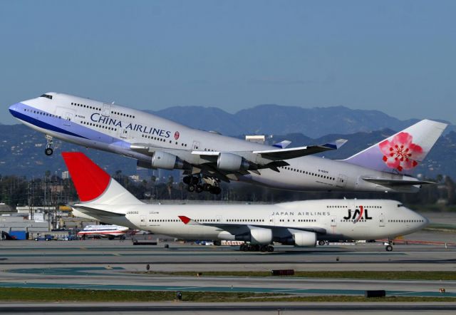 Airbus A330-300 (B-18206)