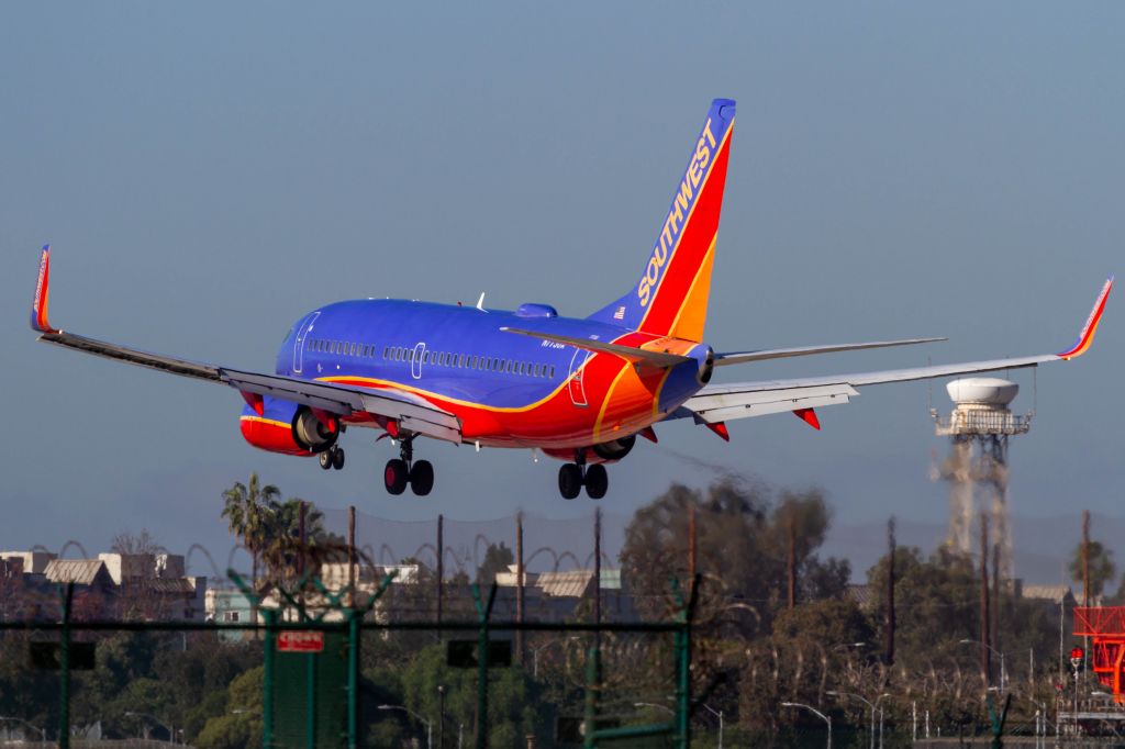 Boeing 737-700 (N7736A)