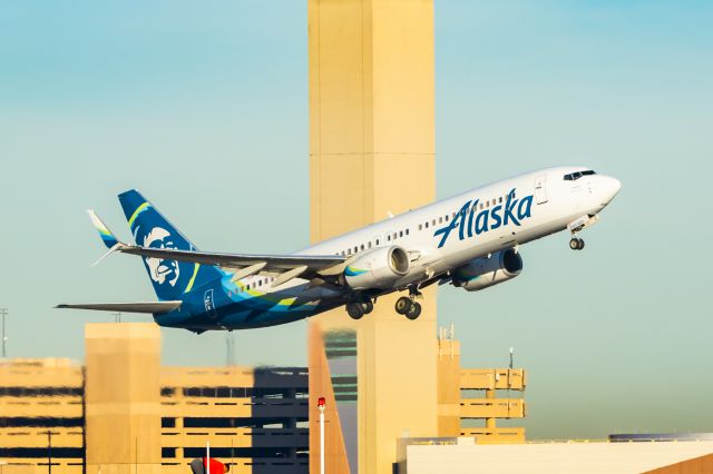 Boeing 737-800 (N523AS) - Alaska Airlines 737-800 taking off from PHX on 1/12/22. Taken with a Canon R7 and Tamron 70-200 G2 lens.