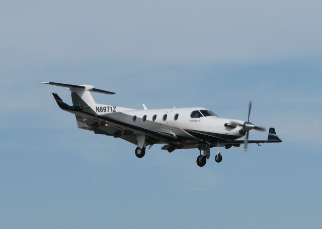 Pilatus PC-12 (N6971Z) - Landing on 14 at the Downtown Shreveport airport.