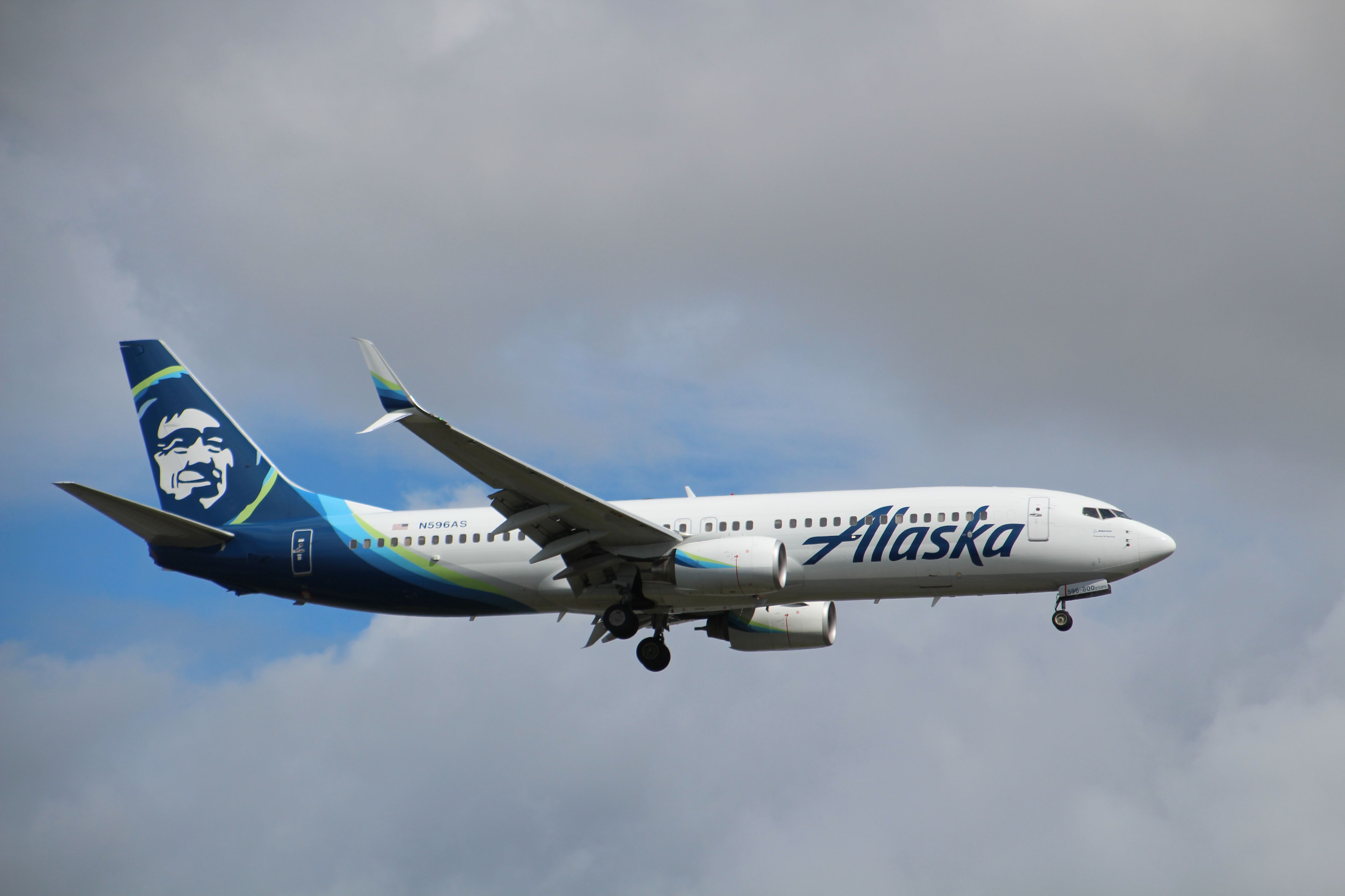 Boeing 737-800 (N569AS)