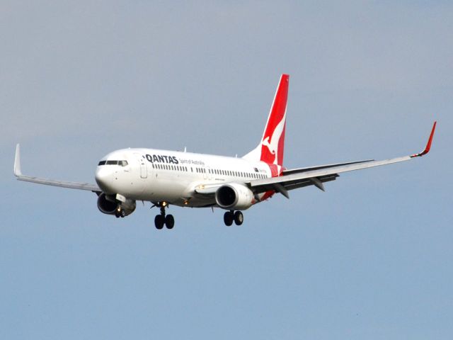 Boeing 737-800 (VH-VXA) - On short finals for runway 05. Thursday 12th July 2012.