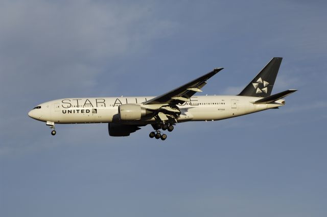 Boeing 777-200 (N77022) - Final Approach to Narita Intl Airport R/W34L on 2012/01/03 Star Alliance c/s