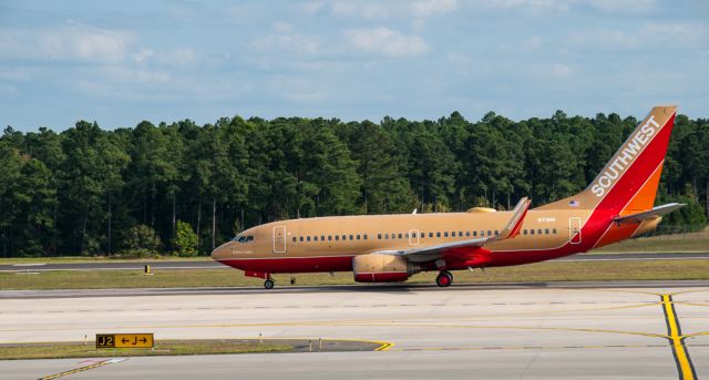 Boeing 737-700 (N711HK)