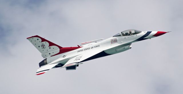 Lockheed F-16 Fighting Falcon — - Thunderbirds practice day at the Milwaukee Air & Water Show, 8/05/11