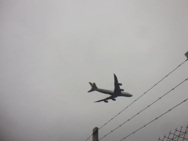 BOEING 747-8 (D-ABYL) - Spotting in EZE yesterday...<br>This 747-8 flight DLH 511, (D-ABYL) with some condensation over the wings...takeing off...RWY 29